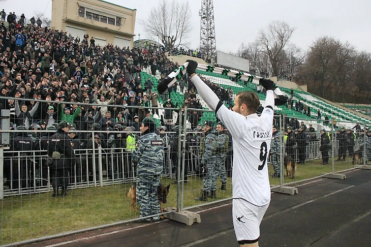 Эдгарс Гаурачс празднует победу с фанатами &quout;Торпедо&quout;