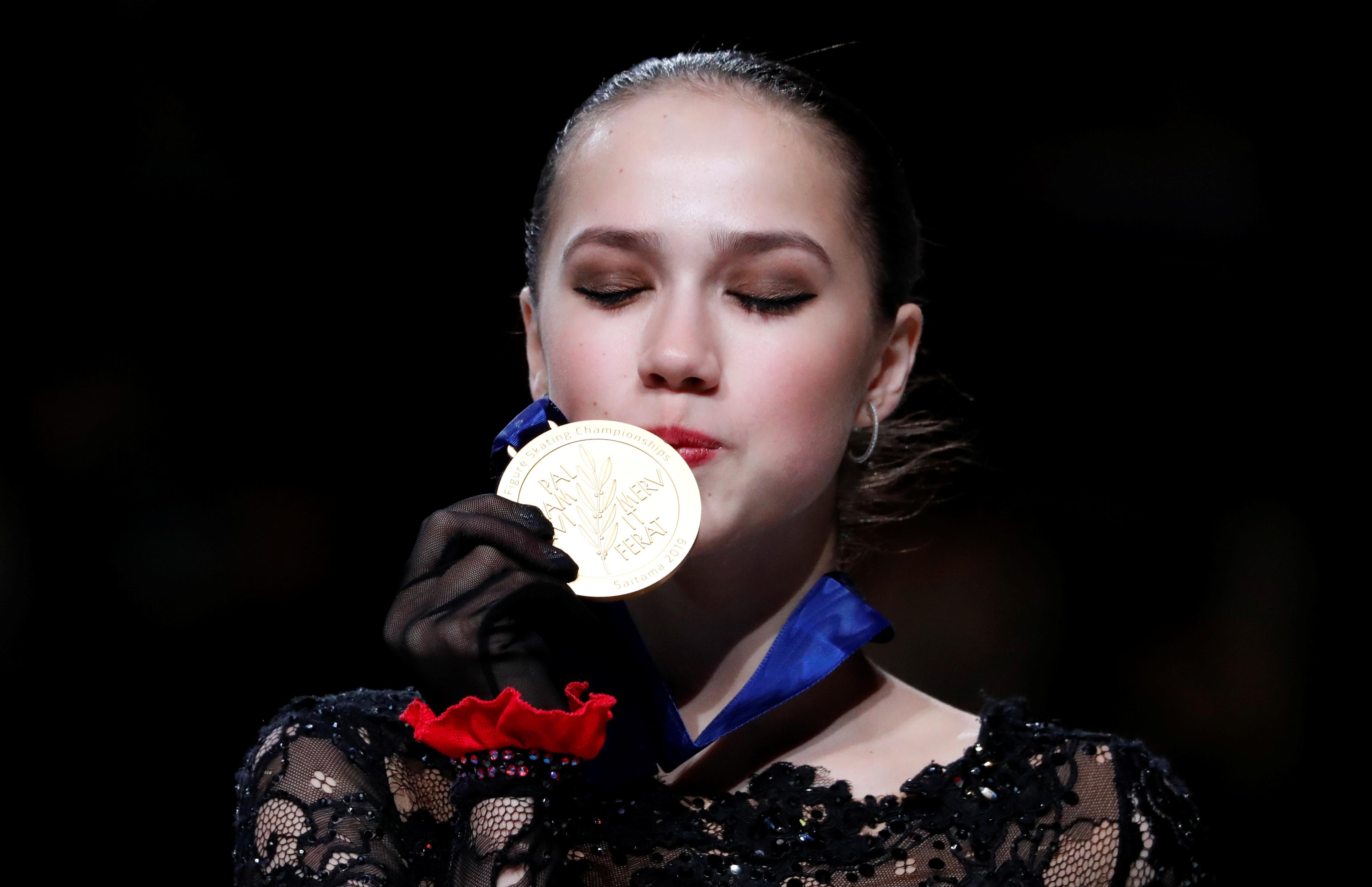 Загитову фото. Алина Загитова. Алина Загитова ЧМ 2019. Алина Загитова с медалью. Алина Загитова с золотой медалью.