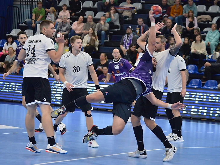 Стиль ретро от "Виктора", "Нева" в ожидании стрелки. Анализируем форму команд мужской Суперлиги, изображение №9