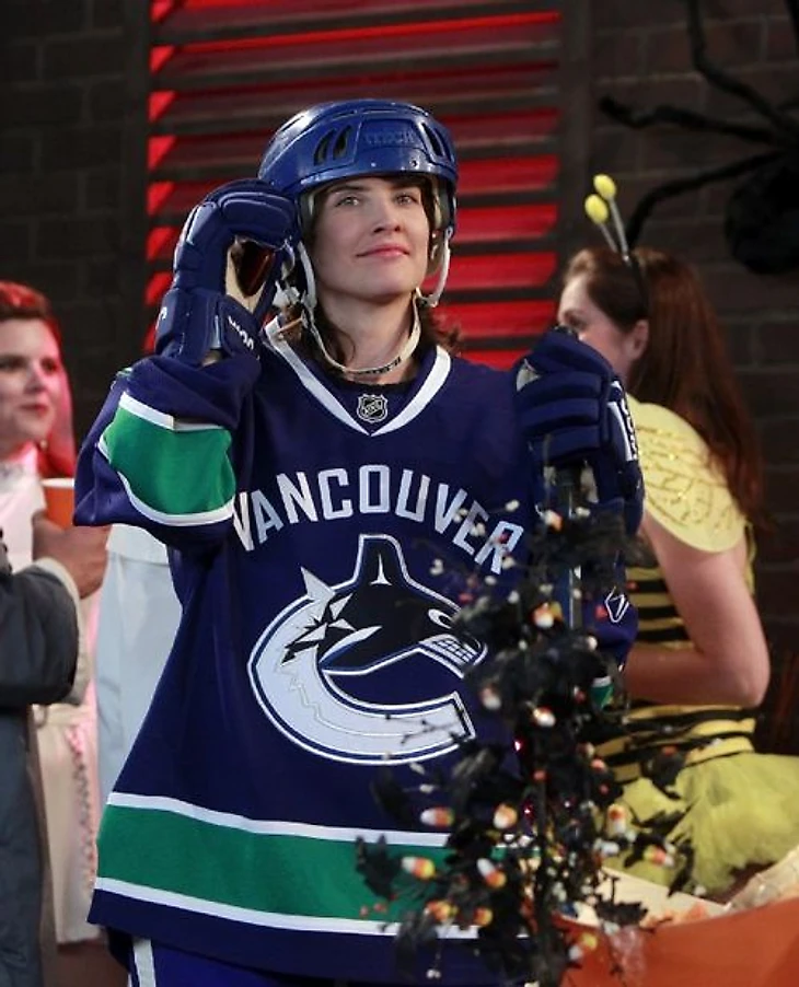 Картинки по запросу robin scherbatsky vancouver canucks