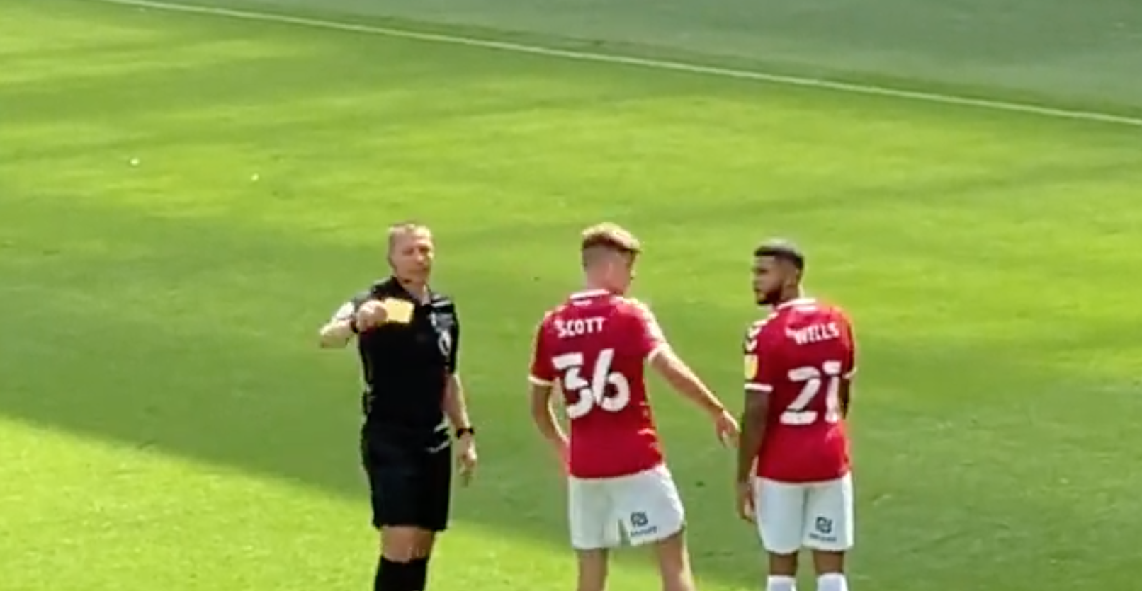 Арбитр АПЛ показал желтую карточку трибунам во время одного из предсезонных матчей. Фанаты доставали его всю игру