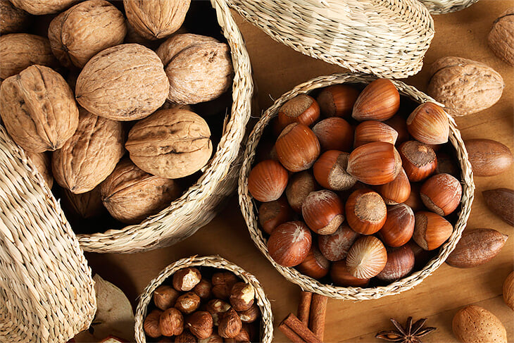 Орехи – очень полезные. Содержат витамины и жиры, делают спортсменов выносливыми и помогают восстанавливать мышцы