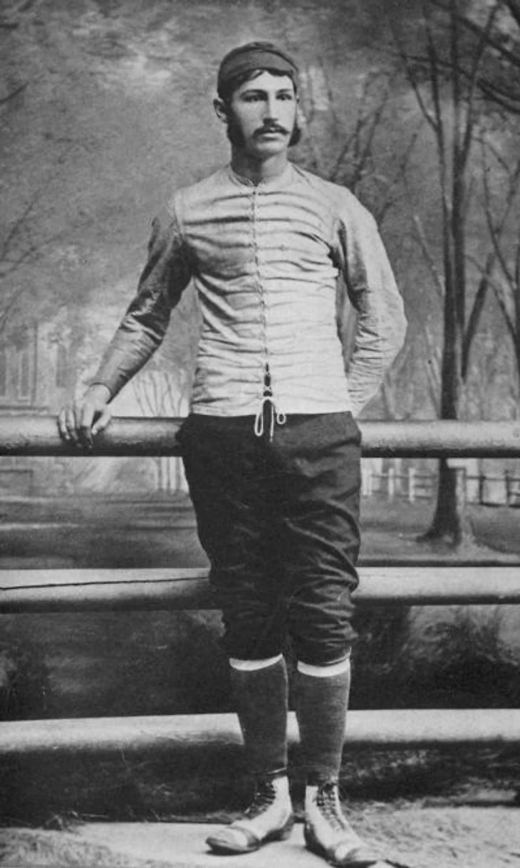 Уолтер Кэмп - &quout;отец американского футбола&quout;, на снимке в роли капитана Йельского университета в 1878 году