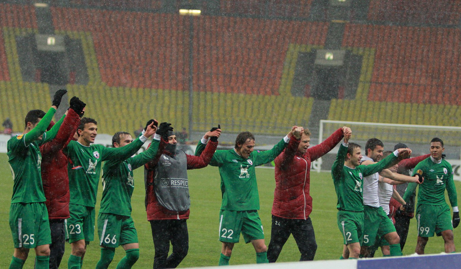 В 2013-м «Рубин» вышел в 1/4 ЛЕ. Симеоне зачем-то отправил вратаря в чужую штрафную, а Рондон добил «Леванте» в допвремя