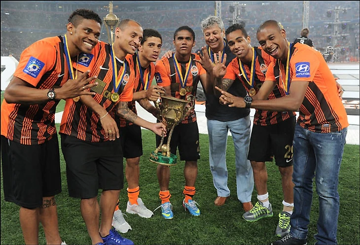 Champions: Maicon, A. Patrick, Taison, D. Costa, Lucescu, A. Teixeira, Fernandinho