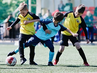 Силовая борьба в детском футболе: отличаем жёсткость от грубости