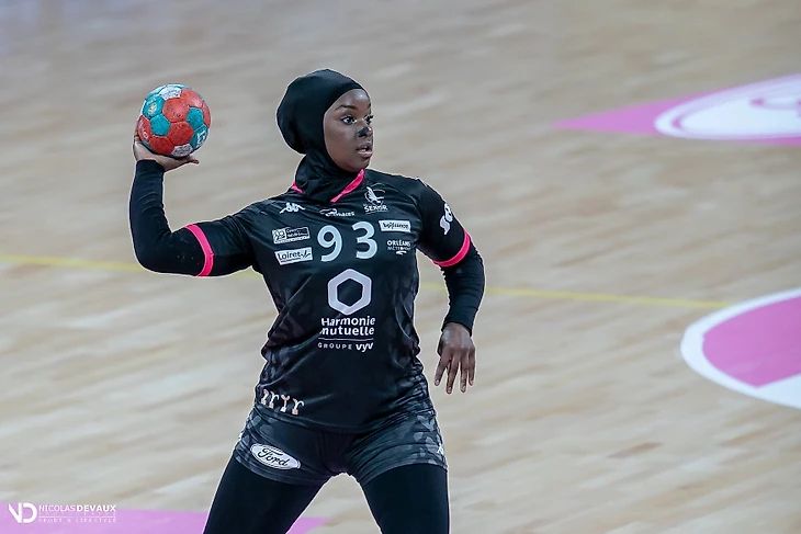 Чемпионка Европы в сборной Камеруна. 23-летняя Каришма Эко в хиджабе — новый лидер "львиц", изображение №2