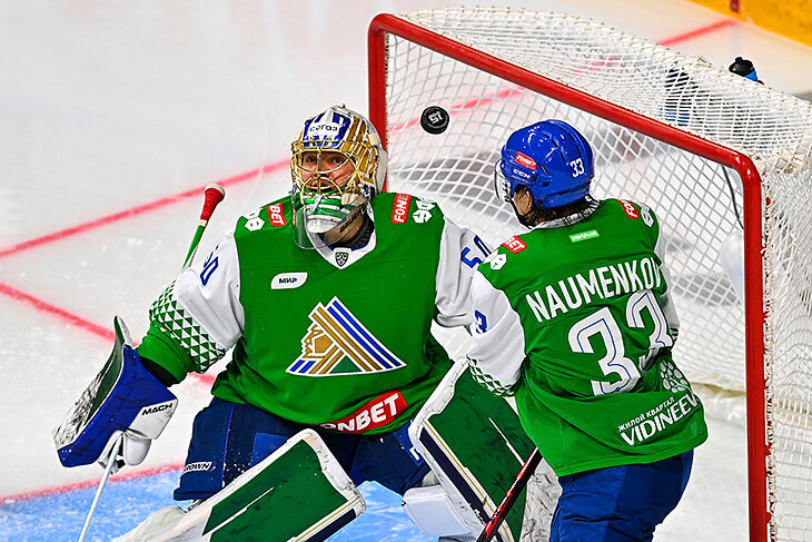 Защитник «Салавата» рукой закинул шайбу в свои ворота. Ровно 6 лет назад (день в день!) он забил не менее эффектный автогол