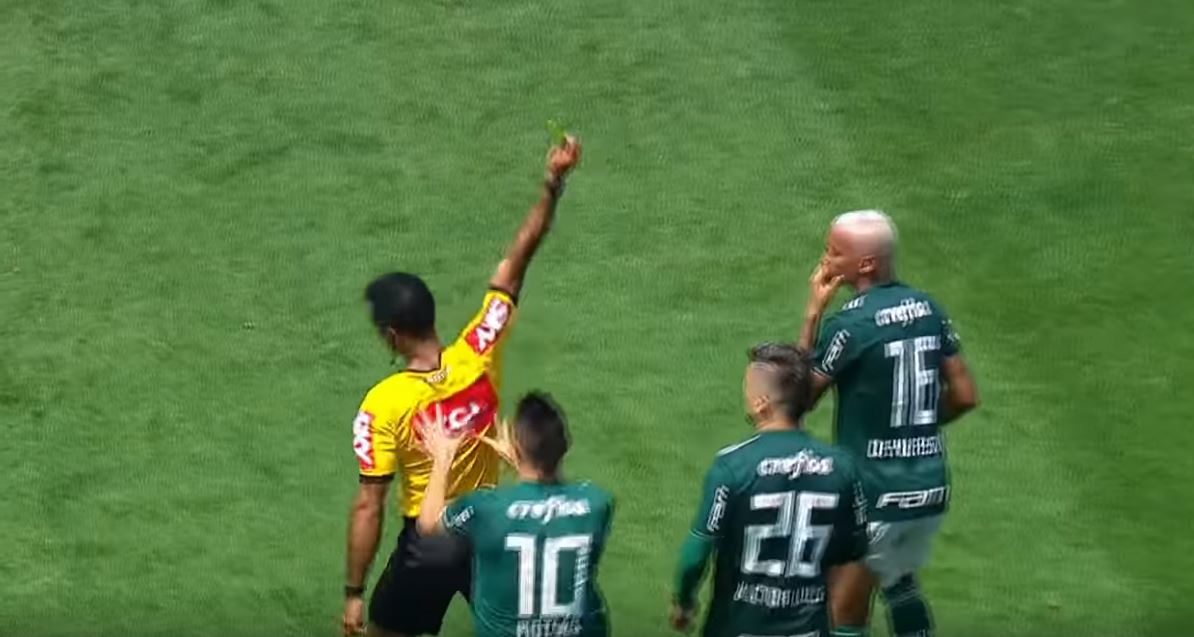 Главный симулянт бразильского футбола снова в деле. Дейверсон в огне