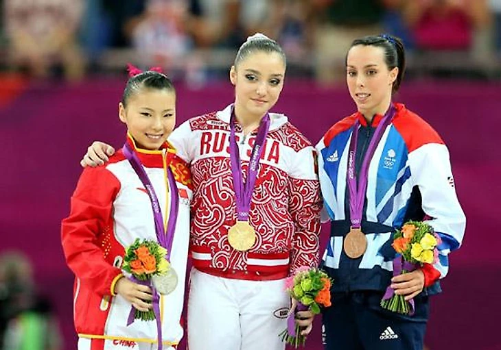 Хэ Кэсинь, Алия Мустафина, Элизабет Твиддл, Лондон 2012.