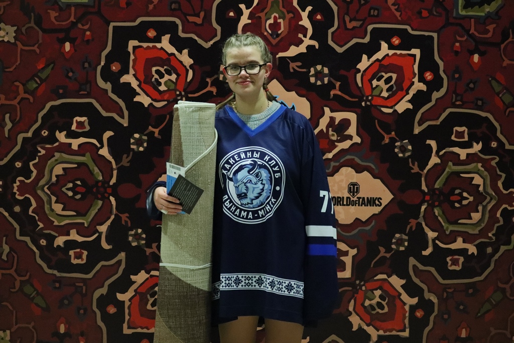 Белорусские фанаты выложили на льду танк из ковров. Это отсылка к видеоигре