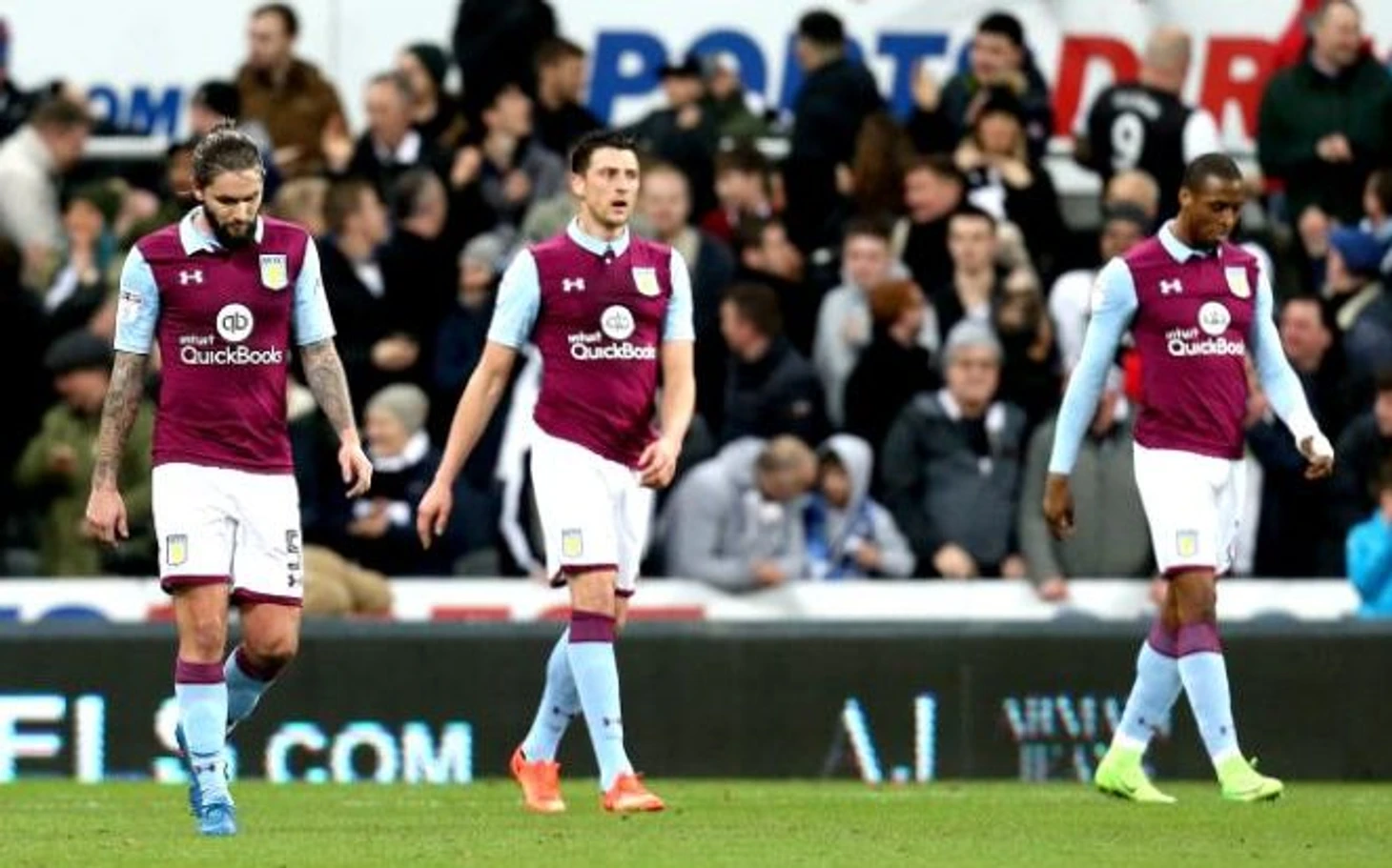 «Астон Вилла» пропускает второй гол от «Ньюкасла».