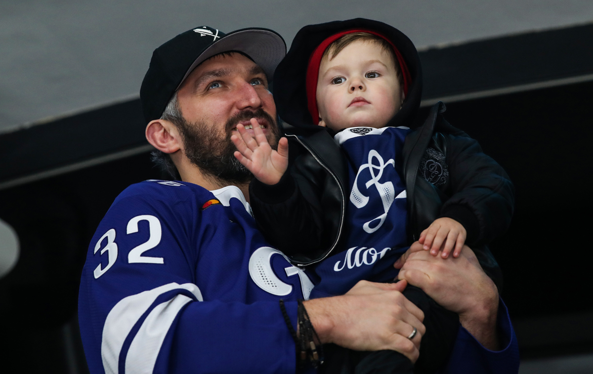 Овечкин привел сына на хоккей: принес удачу родному «Динамо» и попросил клюшку у Яшкина