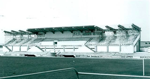 Стадион «Эль-Алькорас» в годы строительства