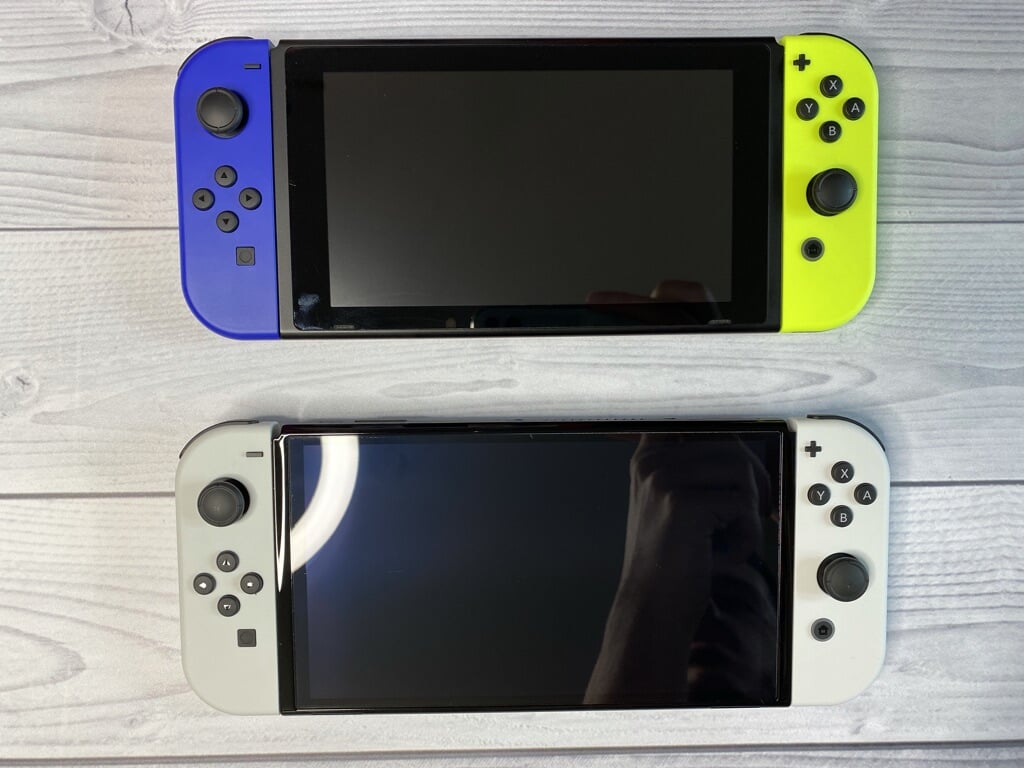 Отличие nintendo switch. Приставка Nintendo Switch. Switch OLED. Нинтендо свитч в руках. Nintendo Switch OLED обзор.
