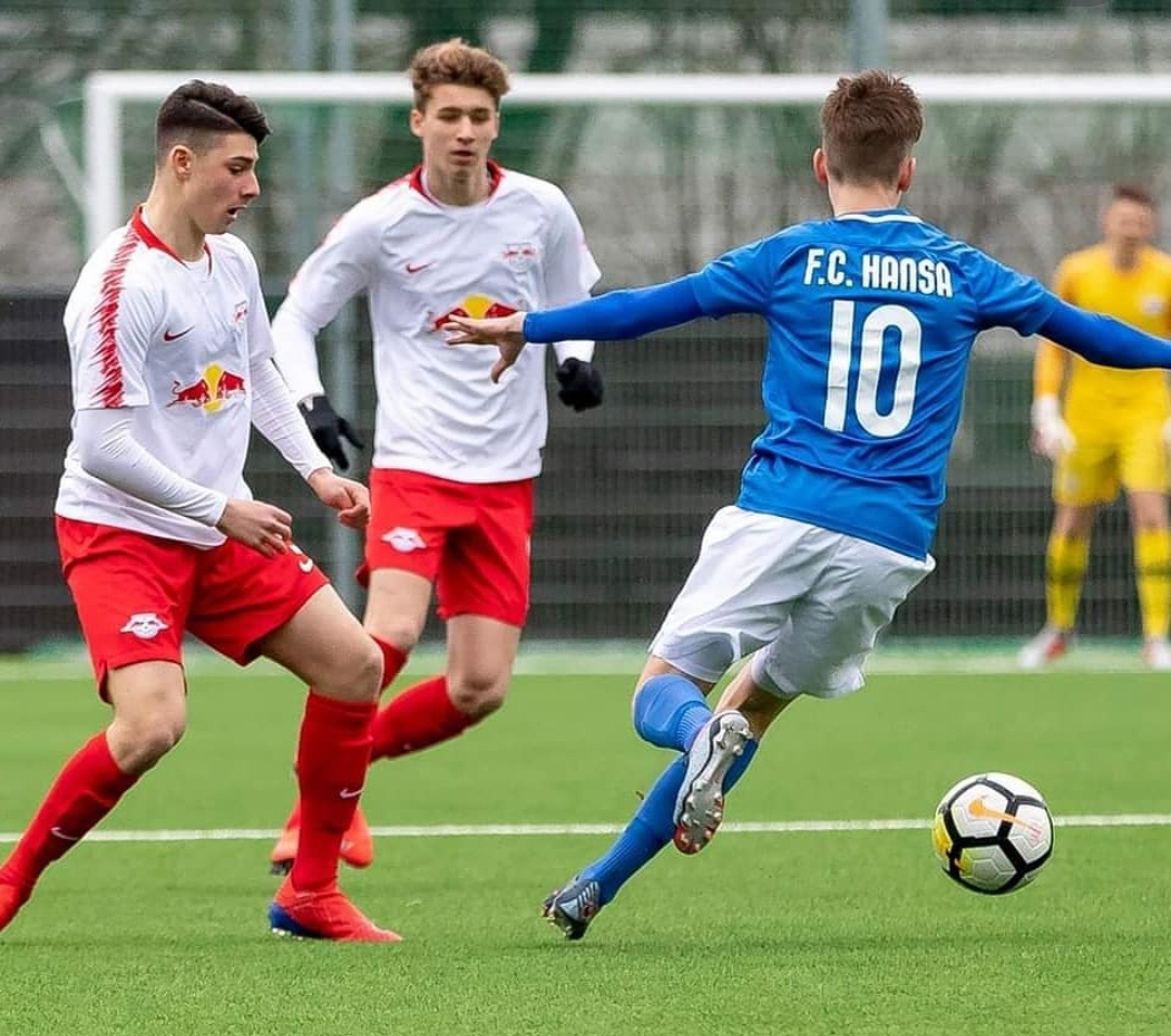 Футболист «Hansa Rostock U19» родился в Омске, симпатизирует игре Головина и мечтает о «Барселоне»