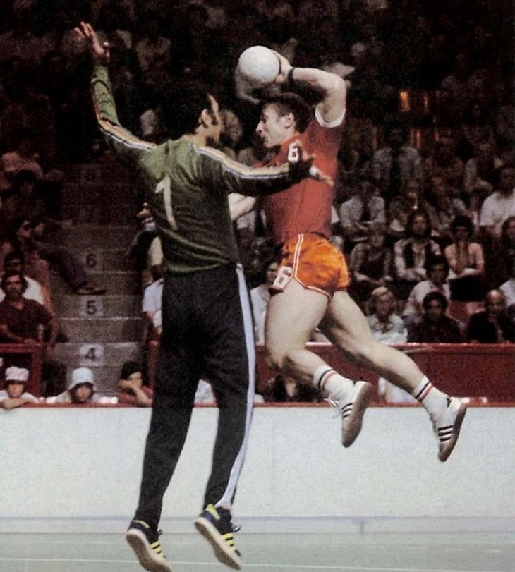 Владимир Кравцов в матче с румынами