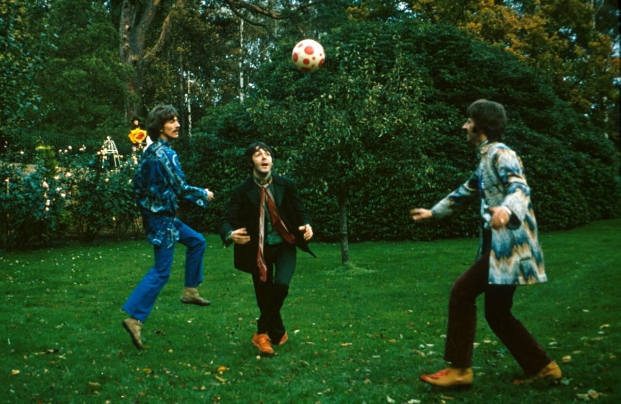 Вы знали, что лежащего игрока в стенке при штрафных изобрели The Beatles? У нас есть фотодоказательство