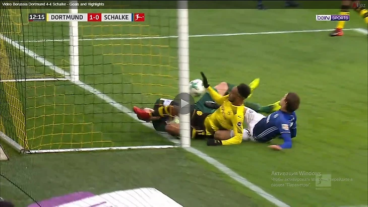 Обамеянг заталкивает мяч в ворота рукой