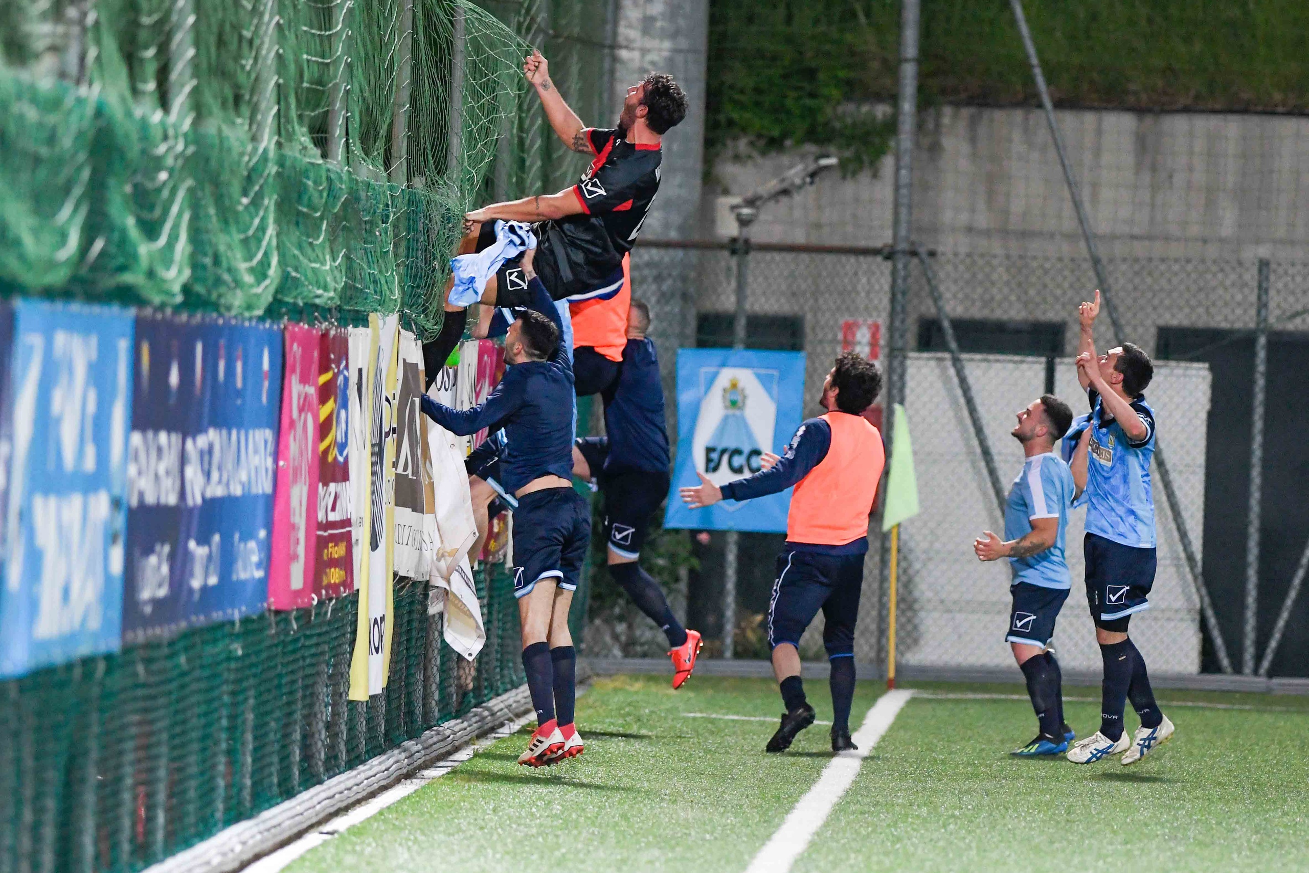 Что такое чемпионат Сан-Марино: играют только любители, стадионы выбирают по жребию, много классных голов