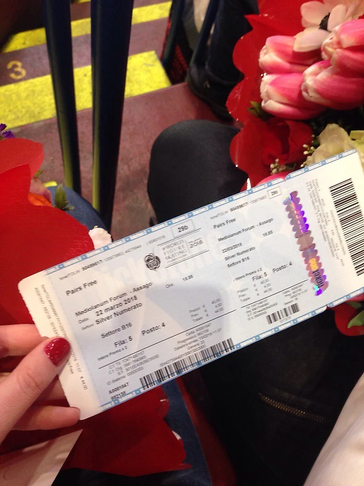 билет и цветы