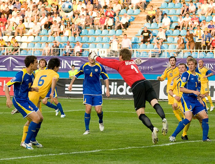 В 2009-м Украина с трудом обыграла Казахстан в Киеве. Наши забили первыми, хозяев спас дубль Назаренко