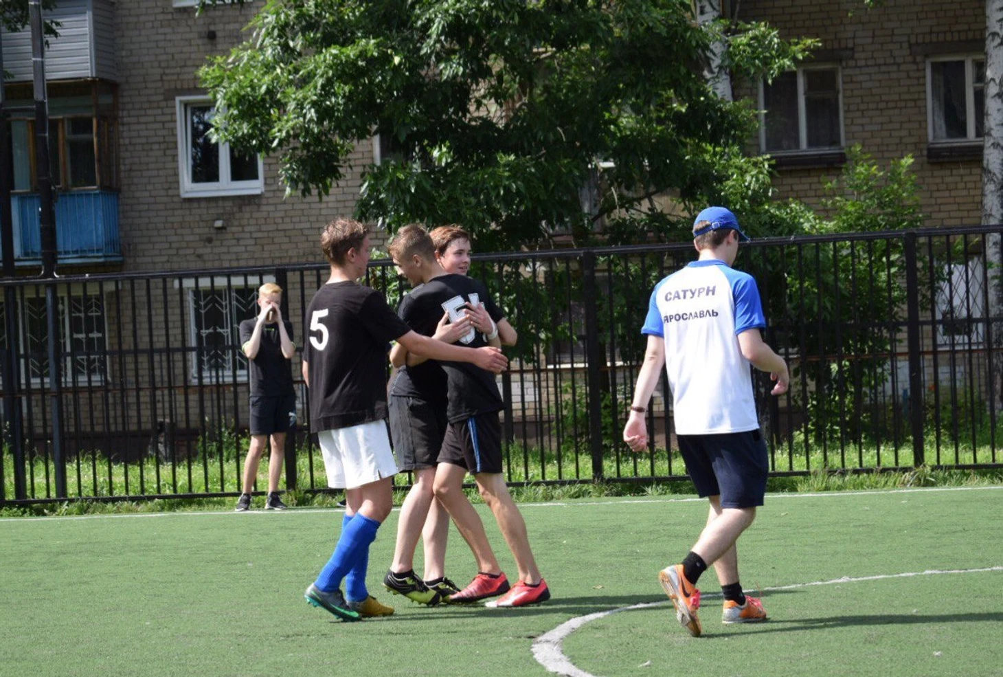 На фото &quout;Балтика&quout; отмечает забитый мяч в ворота Факела