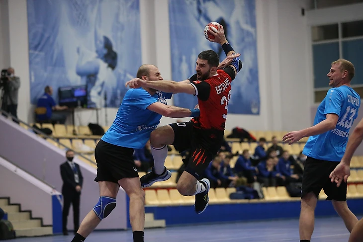 Чемпионат России. "Виктор" проявляет волю, пермяки выгрызают два очка у "Невы", а ЦСКА уже в плей-офф, изображение №1