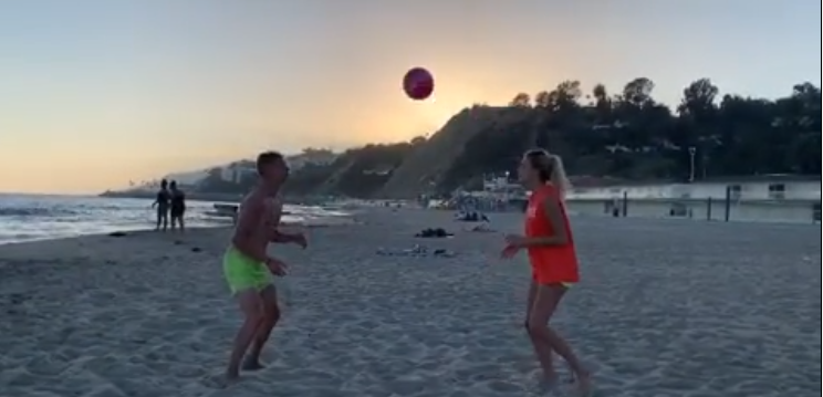 &laquo;Попал&raquo;. Зинченко и Влада Седан жонглируют мячом на пляже Малибу