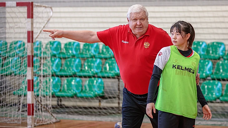 Евгений Трефилов о тренировке китаянок: &quot;Они буквально смотрят тренеру в рот, пытаются понять детали&quot;, изображение №1