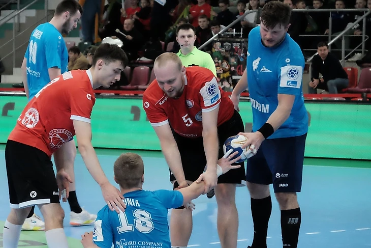 SEHA-Gazprom League. Образцовая работа Дмитрия Торгованова. "Зенит" обновил могилёвский тарафлекс, изображение №2