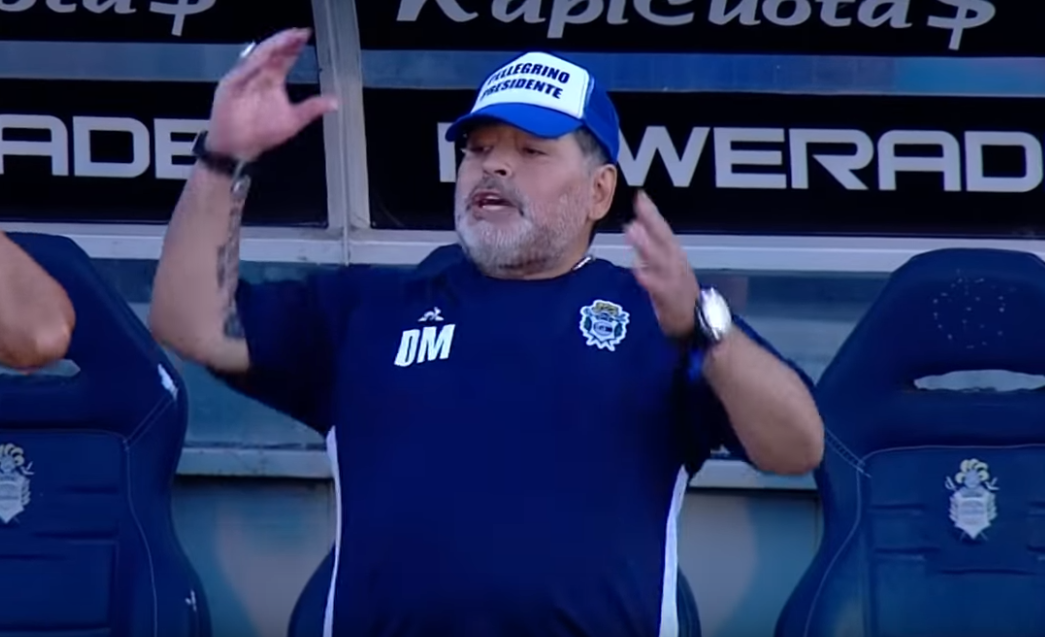 «Химнасия» сделала Марадоне новое кресло. Будут выставлять на аукцион после каждого матча и продавать реплики с автографом