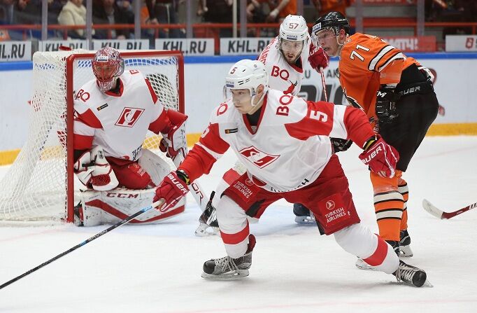 Забавный гол из Хабаровска: игрок «Амура» забил, сняв шайбу клюшкой с ворот