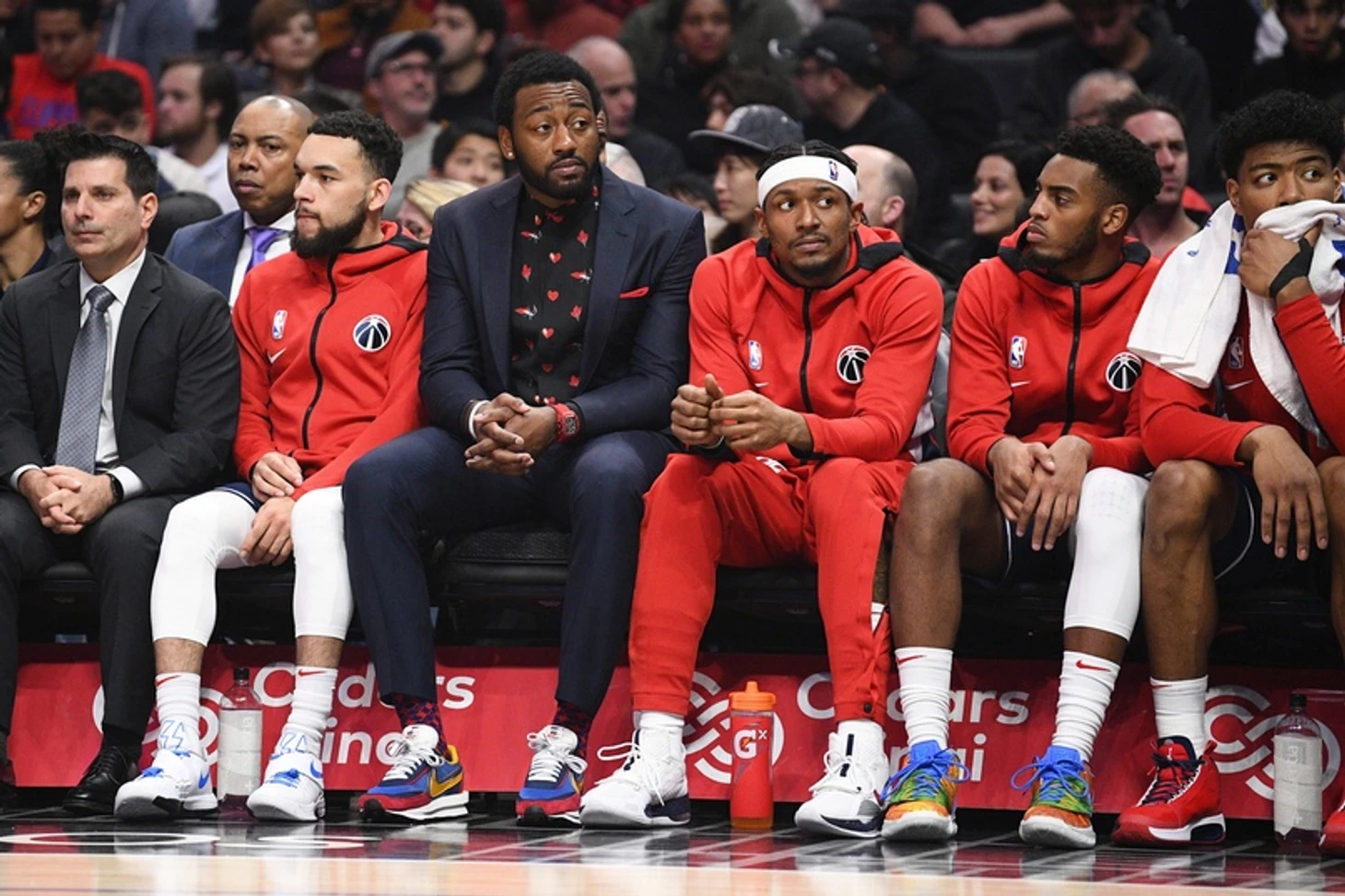 Джон «Стена» и его банда смотрят за игрой в мяч.