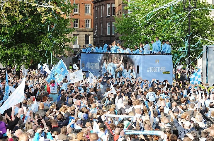 �а��инки по зап�о�� man city celebration 2012 bus