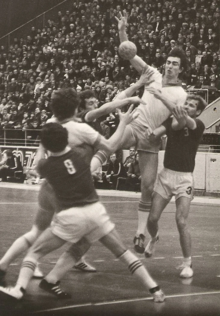 Владимир Михута. Часть 1. Стайковский арестант. Кроссовки Ульяны Семеновой. Оброк для Предехи, изображение №2