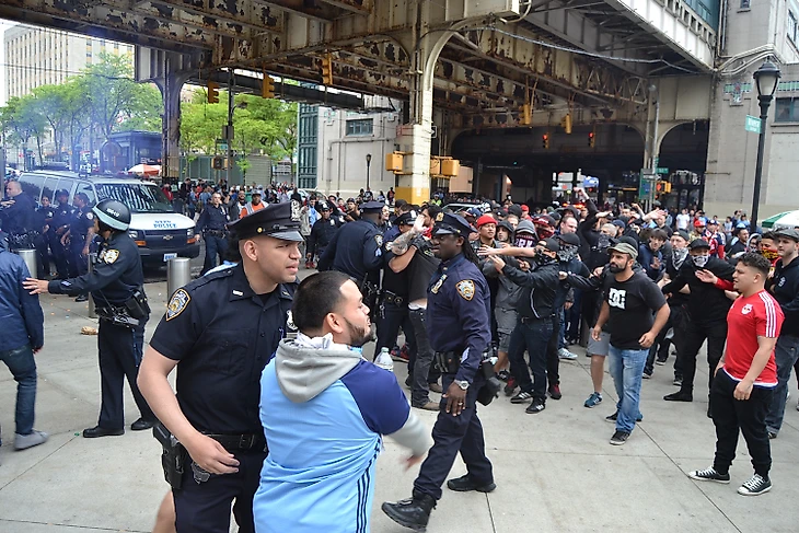 Замес под мостом станции метро &quout;161 Street&quout; близ домашнего стадиона NY Yankees в последнем дерби