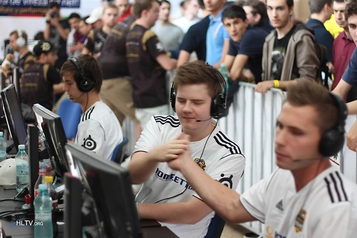 Костяк игроков: dev1ce, dupreeh, xyp9x