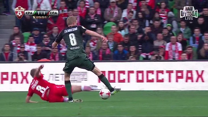 26-я минута. Фол Дениса ГЛУШАКОВА на Юрии ГАЗИНСКОМ.