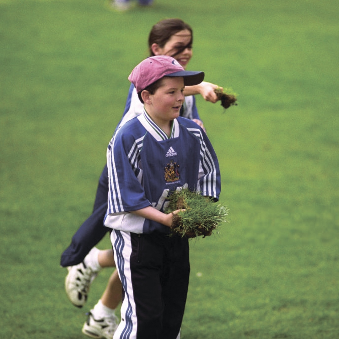 1999 год, Юный болельщик «Уигана» уносит с собой частичку своего любимого стадиона Спрингфилд Парк