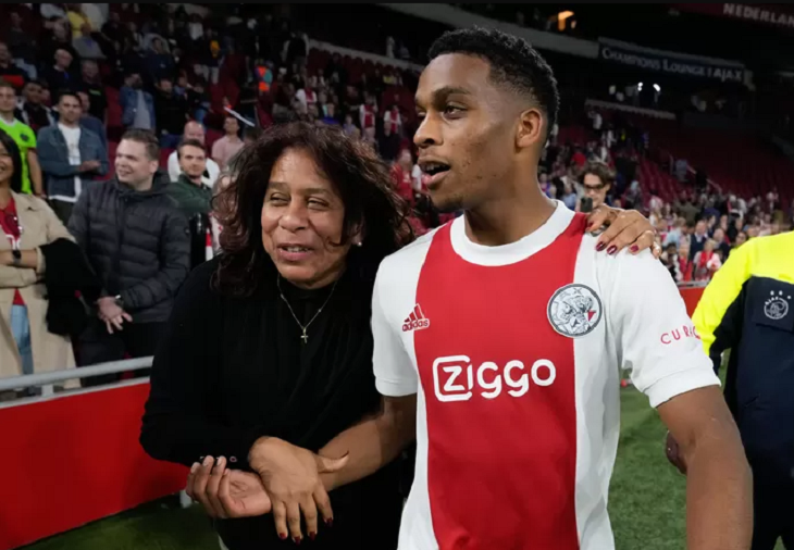 Милый сюжет из матча «Аякс» – «Утрехт», который стал дуэлью близнецов Тимберов. Перед игрой они ночевали вместе 