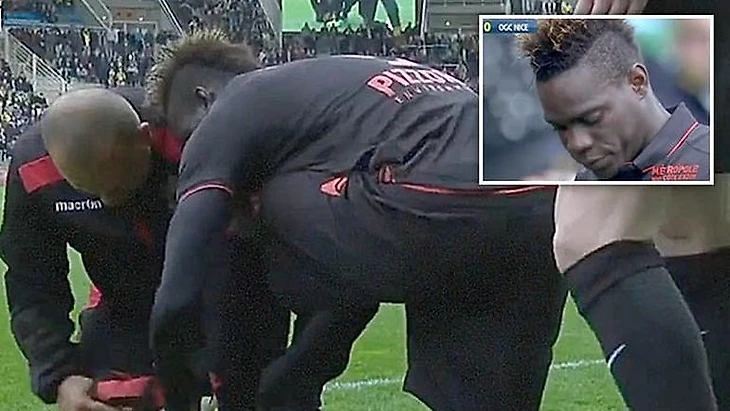 В Англии Балотелли не мог справиться с манишками, во Франции - со шнурками. Фото Daily Star