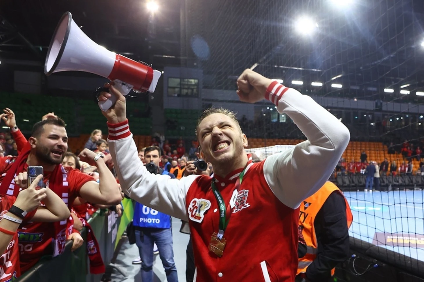 Венгрия. "Веспрем" без Вайлупова, но с Кубком. "Пик" — на пике в чемпионате с управляющим Бомбачем, изображение №2