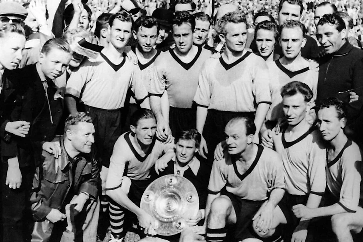Чемпионы Германии 1956 и 1957 годов. Справа от салатницы тот самый Ади Прайсслер - лучший бомбардир клуба на сегодняшний день, которого не смог превзойти Цорк.