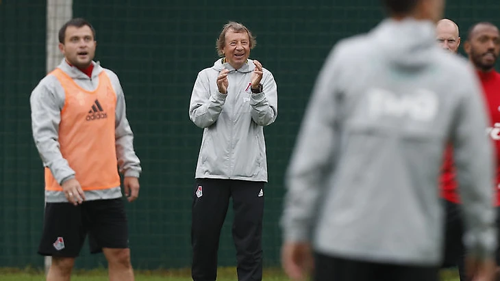 Юрий СЕМИН (в центре) на тренировке &quout;Локомотива&quout;. Фото Александр ПОГРЕБНЯК, ФК &quout;Локомотив&quout;