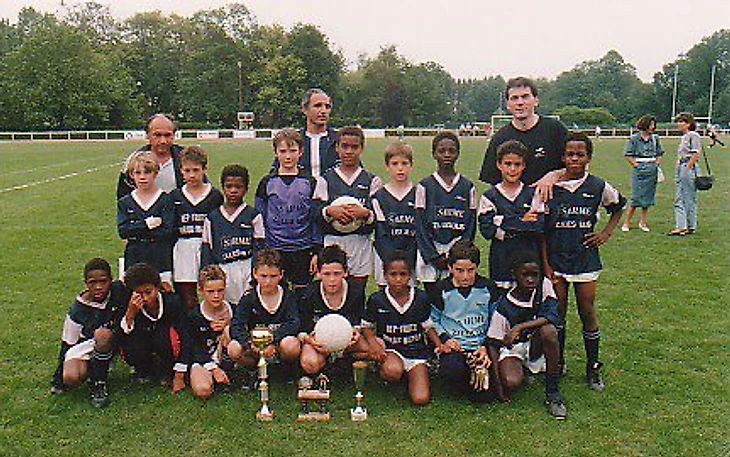 Патрис Эвра (третий слева в верхнем ряду) в футбольной команде Лез-Юлиса 