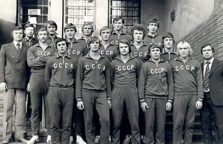 Игорь Кашкан — четвертый справа в нижнем ряду