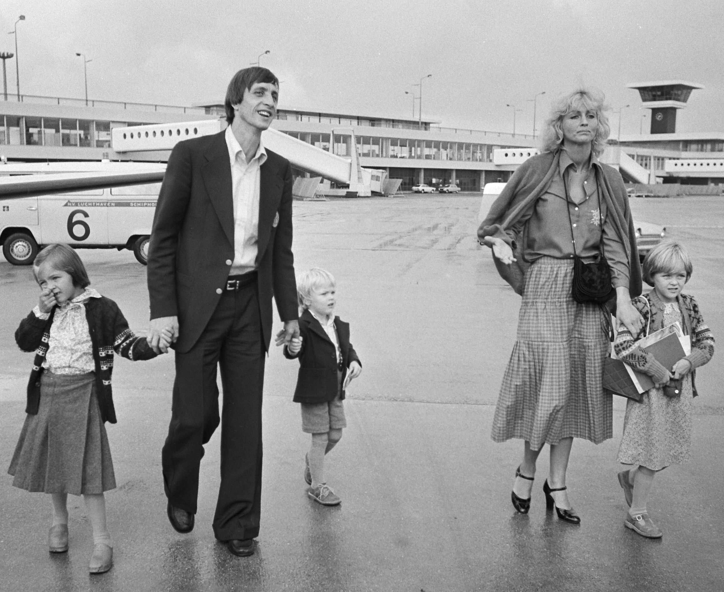 Johan_Cruijff_with_family_1977