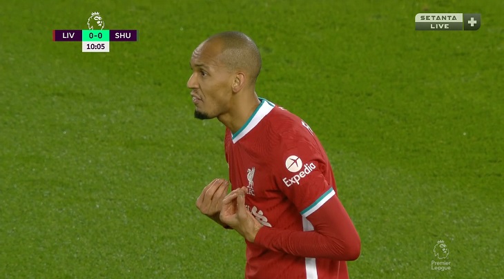 Фабиньо привез глупый пенальти: зачем-то сфолил на сопернике, который стоял спиной к воротам