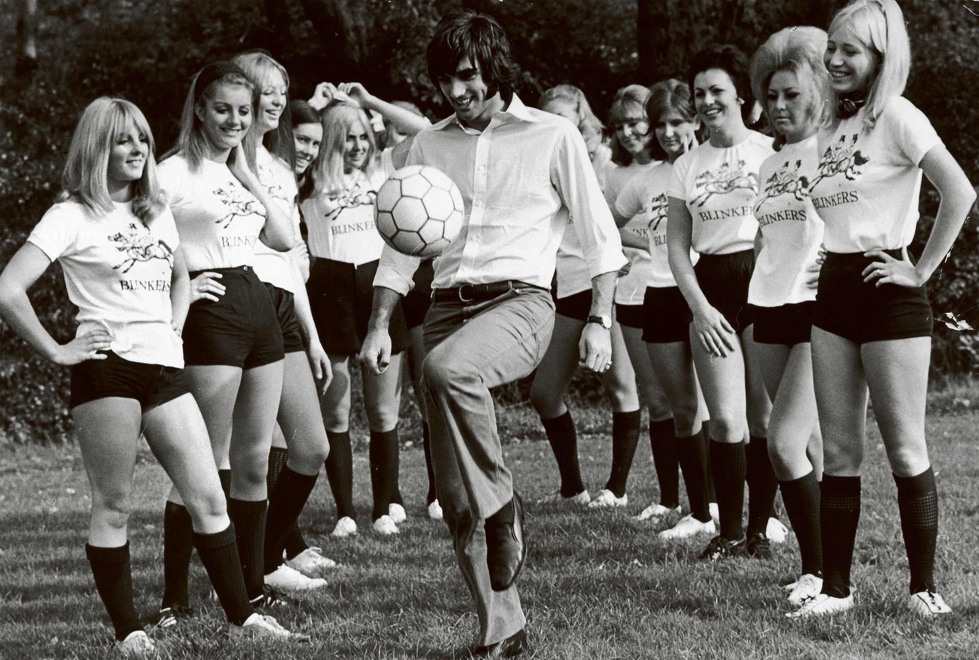Джордж Бест и футбольная «битва полов»: матч с участием фотомоделей, королев красоты, знаменитых футболистов и их жён